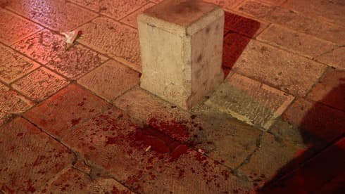 Sangre en el suelo en la escena del crimen. 