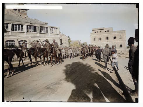 Un convoy de prisioneros de guerra alemanes conducidos por las calles de Jerusalem durante la Primera Guerra Mundial, 1917. (American Colony, MyHeritage) Un convoy de prisioneros de guerra alemanes conducidos por las calles de Jerusalem durante la Primera Guerra Mundial, 1917.