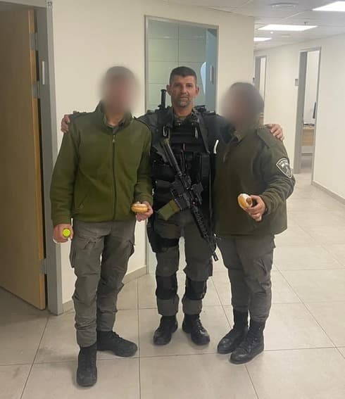 Los dos agentes de la Policía de Fronteras que abrieron fuego contra el terrorista palestino. (Portavoz de la Policía) Los dos agentes de la Policía de Fronteras que abrieron fuego contra el terrorista palestino.