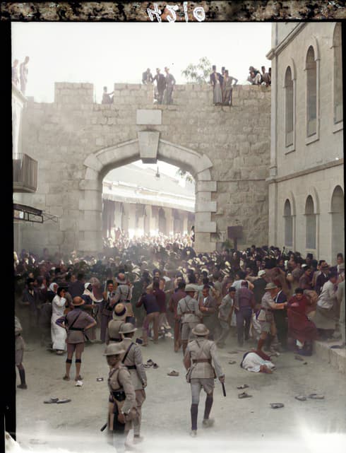 Soldados británicos durante los disturbios palestinos de 1929 en Jerusalem. (American Colony, MyHeritage) Soldados británicos durante los disturbios palestinos de 1929 en Jerusalem.