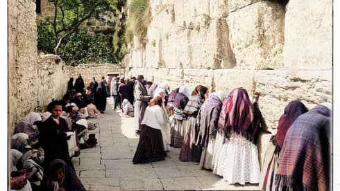 Hombres y mujeres rezan juntos frente al Muro Occidental a principios de la década de 1920. (American Colony, MyHeritage) Hombres y mujeres rezan juntos frente al Muro Occidental a principios de la década de 1920.