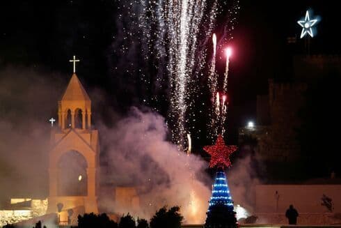 Estrella roja en la parte superior del árbol de Navidad. 