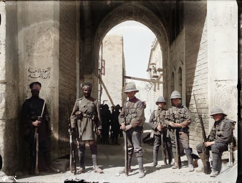 Soldados británicos e indios estacionados en la Puerta de los Leones, abril de 1920. (American Colony, MyHeritage) Soldados británicos e indios estacionados en la Puerta de los Leones, abril de 1920.