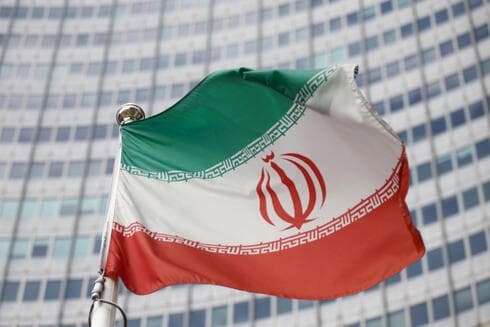La bandera de Irán frente al Organismo Internacional de Energía Atómica.