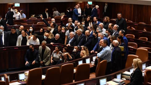 El gobierno pluripartidista del primer ministro Naftalí Bennett en el pleno de la Knesset. 