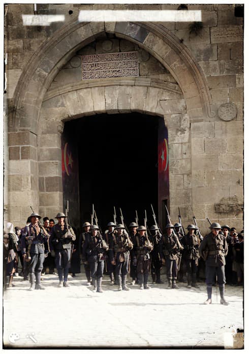 Soldados británicos en la puerta de Jaffa de Jerusalem, después de la rendición otomana de la ciudad, diciembre de 1917. (American Colony, MyHeritage) Soldados británicos en la puerta de Jaffa de Jerusalem, después de la rendición otomana de la ciudad, diciembre de 1917.