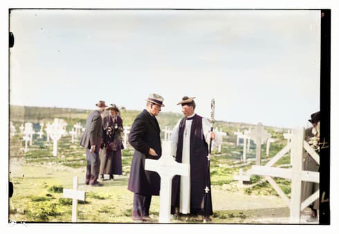 El ministro colonial británico Winston Churchill y el obispo Rene McKains visitan el cementerio militar en el monte Scopus en Jerusalem, 1921. (American Colony, MyHeritage) El ministro colonial británico Winston Churchill y el obispo Rene McKains visitan el cementerio militar en el monte Scopus en Jerusalem, 1921.