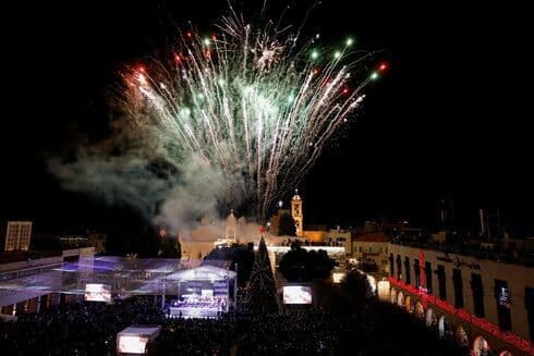 Fuegos artificiales durante el encendido de luces del árbol de Navidad en la Plaza del Pesebre. 
