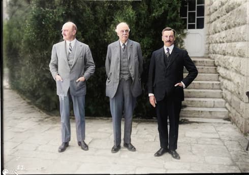 Lord Arthur James Balfour, Lord Edmund Allenby y el alto comisionado Herbert Samuel en la ceremonia de inauguración de la Universidad Hebrea de Jerusalem, 1 de abril de 1925. (American Colony, MyHeritage) Lord Arthur James Balfour, Lord Edmund Allenby y el alto comisionado Herbert Samuel en la ceremonia de inauguración de la Universidad Hebrea de Jerusalem, 1 de abril de 1925.