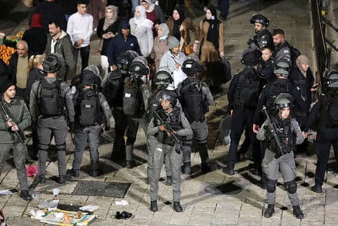 Agentes de la Policía de Fronteras en la escena del ataque. 