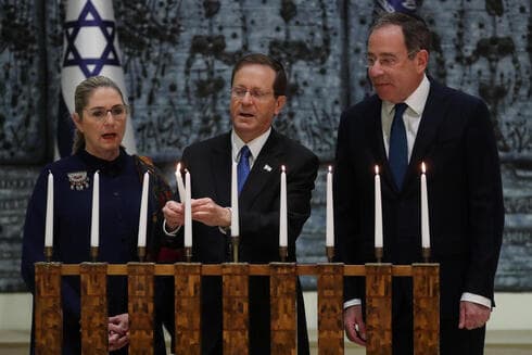 El presidente de Israel, Yitzhak Herzog, y su esposa Michal encienden una vela de Janucá con el nuevo embajador de Estados Unidos, Thomas Nides.