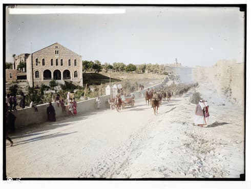 Un convoy de prisioneros de guerra alemanes conducidos por las calles de Jerusalem durante la Primera Guerra Mundial, 1917. (American Colony, MyHeritage) Un convoy de prisioneros de guerra alemanes conducidos por las calles de Jerusalem durante la Primera Guerra Mundial, 1917.
