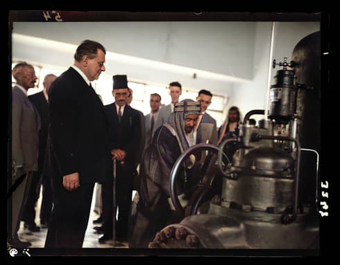 El rey Abdullah I de Jordania opera las turbinas junto al industrial Pinchas Rotenberg en la inauguración de la central eléctrica de Naharayim, junio de 1932. (American Colony, MyHeritage) El rey Abdullah I de Jordania opera las turbinas junto al industrial Pinchas Rotenberg en la inauguración de la central eléctrica de Naharayim, junio de 1932.