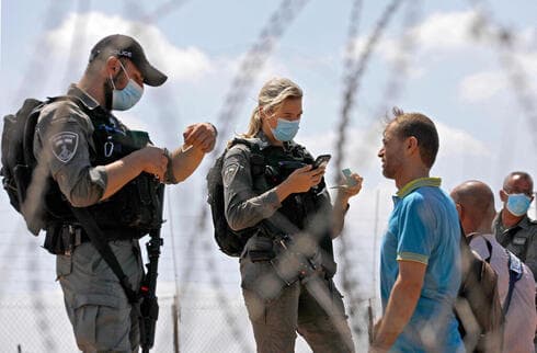 Fuerzas israelíes interrogan a palestinos en un cruce en la frontera con Cisjordania. (AFP) Fuerzas israelíes interrogan a palestinos en un cruce en la frontera con Cisjordania.