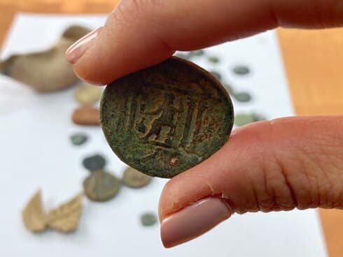Una moneda asmonea hallada en la casa de Jerusalem Este. 