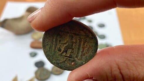 Una moneda asmonea hallada en la casa de Jerusalem Este.