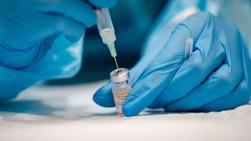 Personal médico prepara la vacuna contra el coronavirus de Pfizer para su administración. (AFP) Personal médico prepara la vacuna contra el coronavirus de Pfizer para su administración.