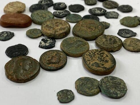 Decenas de artículos arqueológicos fueron hallados por la policía. (Policía de Israel) Decenas de artículos arqueológicos fueron hallados.