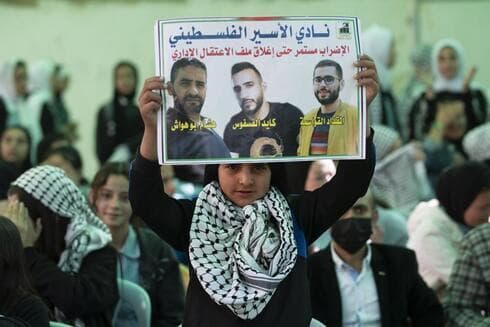 Protesta palestina para exigir la liberación de los palestinos que se encontraban en huelga de hambre. (AFP) Protesta palestina para exigir la liberación de los palestinos que se encontraban en huelga de hambre.