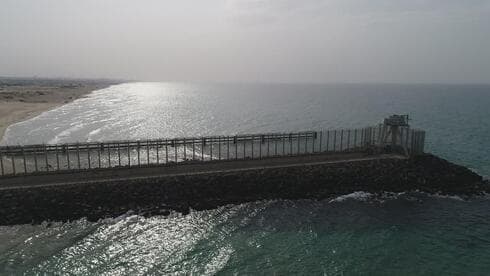 Parte del muro se interna en el mar Mediterráneo. 