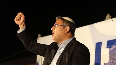 Itamar Ben Gvir, diputado de extrema derecha, habla en la manifestación convocada en Tel Aviv. 