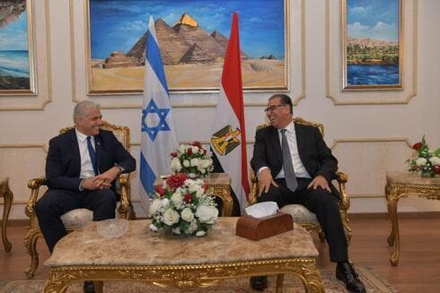 Yair Lapid en reunión con el viceministro de Relaciones Exteriores de Egipto, Nabil Habashi, en El Cairo. (Shlomi Amsalem) Yair Lapid en reunión con el viceministro de Relaciones Exteriores de Egipto, Nabil Habashi, en El Cairo.