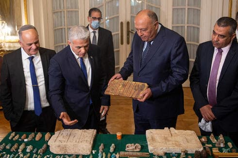 Lapid presenta a su homólogo egipcio Sameh Shokry los artefactos egipcios introducidos de contrabando en Israel y que fueron devueltos a Egipto. (AFP) Lapid presenta a su homólogo egipcio Sameh Shokry los artefactos egipcios introducidos de contrabando en Israel y que fueron devueltos a Egipto.