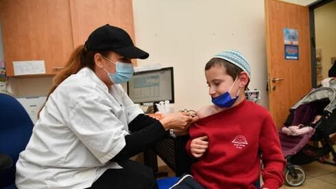 Un niño israelí recibe la vacuna contra el coronavirus el domingo. (Yoav Davidovitch) Un niños israelí recibe la vacuna contra el coronavirus el domingo.