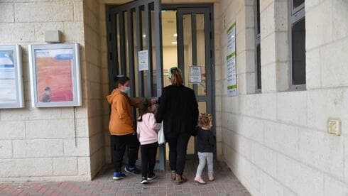 Una familia llega a un centro de vacunación del asentamiento Efrat, en Cisjordania. (Yoav Davidovitch) Una familia llega a un centro de vacunación del asentamiento de Efrat, en Cisjordania.