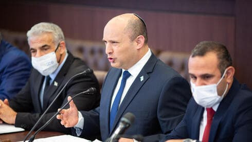 El primer ministro Naftali Bennett durante la reunión de gabinete del domingo. (Emil Salman) El primer ministro Naftali Bennett durante la reunión de gabinete del domingo.