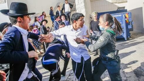 Enfrentamientos entre ultraortodoxos y grupos judíos liberales en el Muro de los Lamentos.