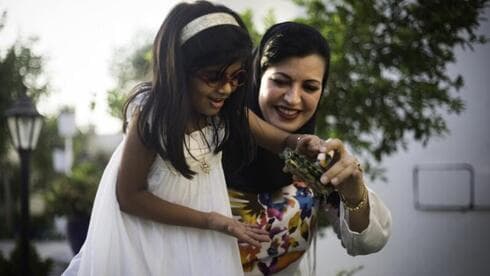 Ayesha Albusmait, y su hija, Reem Abdullah Rashid. Albusmait es una del pequeño, pero creciente número de mujeres solteras de los Emiratos Árabes.