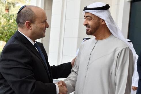 El príncipe heredero de Emiratos Árabes Unidos, Mohammed bin-Zayed, recibe al primer ministro Naftali Bennett en su palacio de Abu Dhabi. (Haim Tzach/GPO) El príncipe heredero de Emiratos Árabes Unidos, Mohammed bin-Zayed, recibe al primer ministro Naftali Bennett en su palacio de Abu Dhabi.