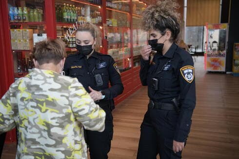 Agentes policiales controlan que se cumplan las restricciones, en Haifa. 