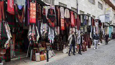 Los comerciantes se paran afuera de sus comercios a esperar los turistas que no llegan, en Belén, Cisjordania. (AFP) Los comerciantes se paran afuera de sus comercios a esperar los turistas que no llegan, en Belén, Cisjordania.