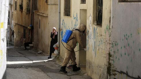 Desinfección de una calle en Belén, para evitar la propagación del coronavirus. (AFP) Desinfección de una calle en Belén, para evitar la propagación del coronavirus.
