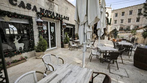 Esta foto, tomada el 15 de diciembre de 2021, muestra una vista de un restaurante vacío en la ciudad bíblica cisjordana de Belén. (AFP) Esta foto, tomada el 15 de diciembre de 2021, muestra una vista de un restaurante vacío en la ciudad bíblica cisjordana de Belén.
