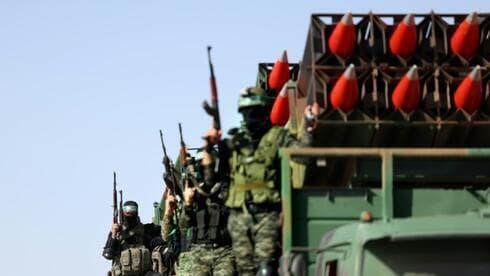 Hamás muestra su arsenal de cohetes, pocos días después del alto el fuego negociado por Egipto tras la guerra de 11 días en mayo de este año. 