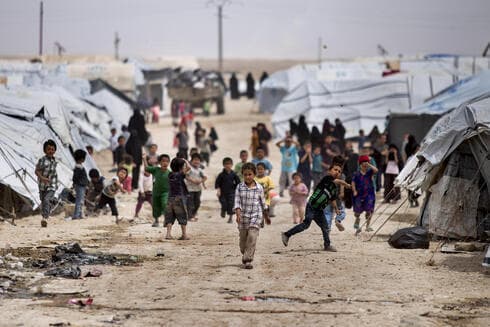 Niños deambulan fuera de sus tiendas de campaña, en el campamento de al-Hol, que alberga a familias de miembros del grupo Estado Islámico, en la provincia de Hasakeh, Siria. 