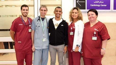 El cabo Ahmad Sawaed con el equipo de la UCI de Soroka. 
