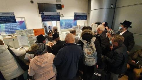 Israelies que viven el extranjero protestan por las restricciones de viaje impuestas en el Aeropuerto Ben Gurión. (Avi Hai) Israelies que viven el extranjero protestan por las restricciones de viaje impuestas en el Aeropuerto Ben Gurión.