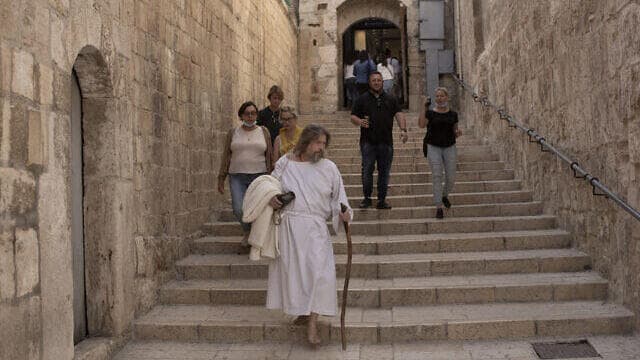 Un peregrino estadounidense camina hacia la Iglesia del Santo Sepulcro en la Ciudad Vieja de Jerusalelm. (AP) Un peregrino estadounidense camina hacia la Iglesia del Santo Sepulcro en la Ciudad Vieja de Jerusalelm.