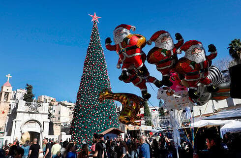  El famoso árbol de Navidad en la plaza principal de Nazaret. 