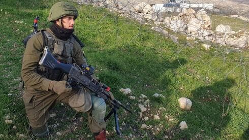 Un soldado israelí cerca de la frontera con Siria en los Altos del Golán. (Imagen de archivo/Yoav Zitun) Un soldado israelí cerca de la frontera con Siria en los Altos del Golán.