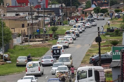 Desfile de coches fúnebres en Soweto, Sudáfrica. 