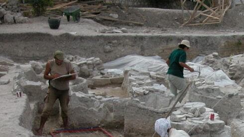 Arqueólogos que trabajan en el yacimiento de la Edad de Bronce Cesme – Baglararasi. (The Media Line) Arqueólogos que trabajan en el yacimiento de la Edad de Bronce Cesme – Baglararasi.