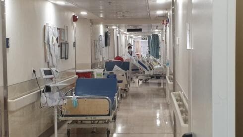 Pacientes en los pasillos en el Hospital de Holon, en marzo de este año. (Yariv Katz) Pacientes en los pasillos en el Hospital de Holon, en marzo de este año.