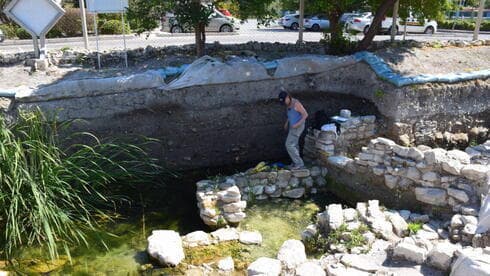 Beverly Goodman-Tchernov, jefa del Departamento de Geociencias Marinas de la Universidad de Haifa, explora una capa de ceniza en el sitio de la Edad de Bronce de Cesme. (The Media Line) Beverly Goodman-Tchernov, jefa del Departamento de Geociencias Marinas de la Universidad de Haifa, explora una capa de ceniza en el sitio de la Edad de Bronce de Cesme.