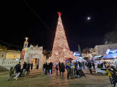 El famoso árbol de Navidad en la plaza principal de Nazaret, en el norte de Israel. (The Media Line) El famoso árbol de Navidad en la plaza principal de Nazaret, en el norte de Israel.