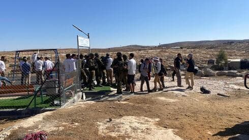 Discusión entre colonos israelíes y palestinos en un patio de recreo en Cisjordania. (Ynet) Discusión entre colonos israelíes y palestinos en un patio de recreo en Cisjordania.